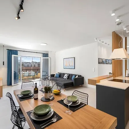 Porta Apt. - 2 Bedroom Penthouse + Free Parking!